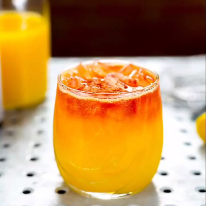 The BSB 103 spirit makes the Amaretto cocktail poured into a glass full of ice.